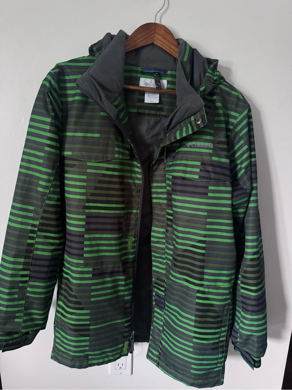 Columbia Men’s Black and Green Striped snowboarding jacket XL